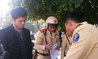 Tự xưng người nhà lãnh đạo, nhổ nước bọt về phía công an