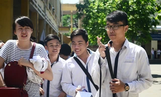 Thí sinh vui vẻ sau khi hoàn thành bài thi trong ngày thi đầu tiên, 2/6