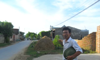 Ông Đỗ Văn Cảo đã nộp tiền mua mua mảnh đất gần 10 năm nay, nhưng vẫn chưa có sổ đỏ. Ảnh: Phạm Nhài 