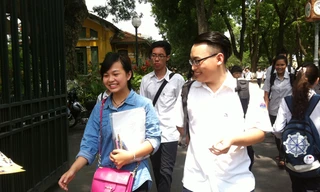 Thí sinh cười tươi khi ra khỏi phòng thi môn Toán sáng nay 3/6. Ảnh: Đỗ Hợp