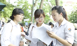 Thí sinh sau giờ thi môn Tiếng Anh sáng 4/6. Ảnh: Như Ý