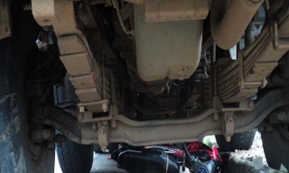 Xe máy lọt gầm xe tải