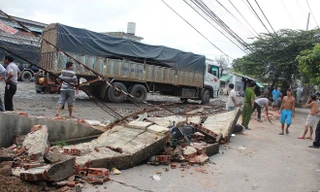 Hiện trường xe khách lùi làm đổ tường