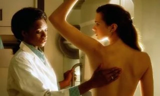 Từ tuổi 40 nên khám sàng lọc ung thư vú hàng năm