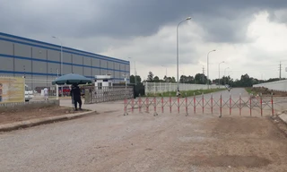 Hàng rào trên đường đi ở khu vực Cty TNHH Luxshare - ICT Việt Nam thuộc KCN Vân Trung khiến người tham gia giao thông cảm thấy bất tiện