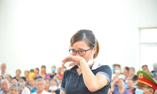 Chị H khóc tại phiên tòa khi kể lại sự việc