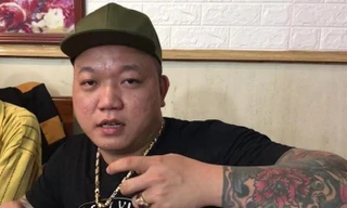 Đối tượng Ngọc (áo đen) và Hùng tại cơ quan công an