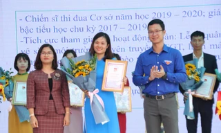 Anh Thân Trung Kiên, Bí thư Tỉnh Đoàn Bắc Giang tặng thưởng cho giáo viên trẻ tiêu biểu