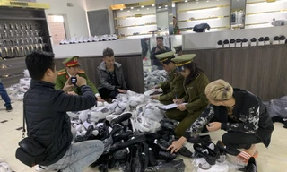 Cơ quan chức năng kiểm tra hàng hóa thời trang có dấu hiệu giả các nhãn hiệu nổi tiếng tại cửa hàng AE Shop Việt Nam