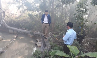 Cán bộ sở Tài nguyên và môi trường tỉnh Bắc Ninh và Bắc Giang kiểm tra cống nước thải làng nghề Phong Khê