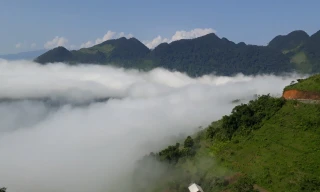 Dòng sông mây trôi lững lờ quanh núi trên đường đến cổng trời Quản Bạ