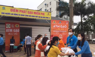 Thành phố Bắc Giang tặng gạo đến người nghèo vượt dịch