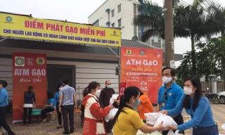 Thành phố Bắc Giang tặng gạo đến người nghèo vượt dịch