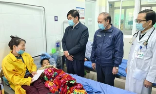 Cơ quan chức năng huyện Lương Tài, Bắc Ninh đến thăm hỏi các cháu bị thương