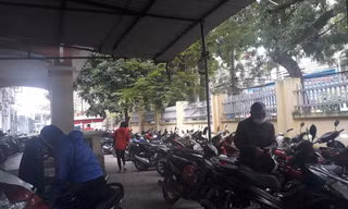 Điểm trông giữ xe bên trong Bệnh viện Đa khoa tỉnh Bắc Giang thu giá vé cao hơn quy định