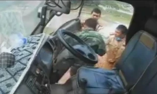 Hình ảnh cán bộ CSGT huyện Việt Yên ứng xử không đúng mực với tài xế xe tải có dấu hiệu vi phạm. Ảnh cắt lừ clip