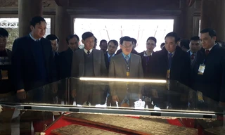 Lãnh đạo tỉnh Bắc Giang, huyện Việt Yên và người dân chiêm ngưỡng mộc bản chùa Bổ Đà