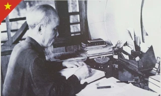 Các đại biểu cắt băng khai mạc Triển lãm 