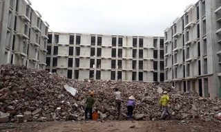 Cty TNHH Luxshare - ICT tháo dỡ phần vi phạm tại tòa nhà 5 tầng ở Khu công nghiệp Quang Châu (huyện Việt Yên, Bắc Giang)