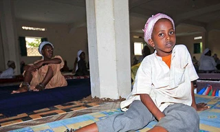 Một em bé bị xích chân ở một trường học tôn giáo thuộc huyện Waxar Ade,phía bắc thủ đô Mogadishu