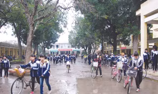 Có 3 tiếng nghỉ trưa, một số học sinh Hà Nội lại nghỉ theo lối...khó ngờ. Ảnh: Trường Phong