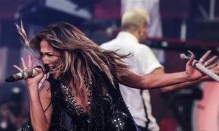 Bất chấp chỉ trích, Jennifer Lopez vẫn thỏa sức sexy