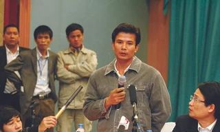 Anh Hùng kể về hành trình trên biển. Ảnh: Hồng Vĩnh