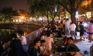 Người dân trải chiếu, kê bàn uống cà phê giữa phố đi bộ hồ Ngọc Khánh