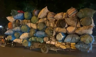 Xe tự chế 'cõng' hàng cồng kềnh tung hoành trên đường phố Hà Nội