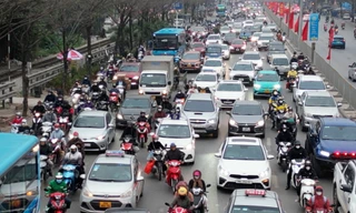 Chiều ngày làm việc cuối cùng trong năm, Quốc lộ 1A hướng rời Hà Nội ùn tắc