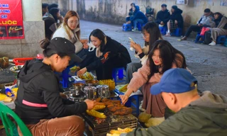 Người Hà Nội đốt lửa sưởi ấm, nướng ngô khoai giữa đêm đông giá lạnh