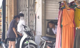 Cảnh mua bán, giao dịch thậm thụt giữa lòng phố cổ Hà Nội