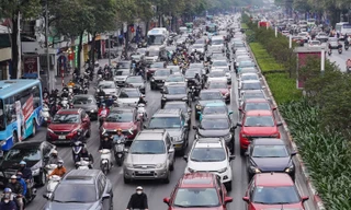 Trời lạnh căm căm, nhiều tuyến phố ở Hà Nội ùn tắc trong sáng đầu tuần