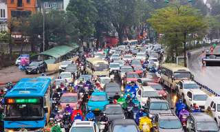 Nồm ẩm, trời mù kèm mưa khiến giao thông Hà Nội rối loạn
