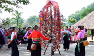 Màn thưởng hoa đặc sắc trong lễ hội Pôồn Pôông của người Mường xứ Thanh
