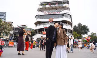 Người Hà Nội và du khách đổ về 'Hàm cá mập' chụp ảnh
