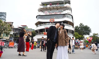 Người Hà Nội và du khách đổ về 'Hàm cá mập' chụp ảnh