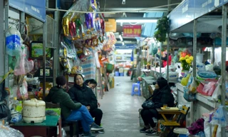 Chợ truyền thống hẩm hiu, 'chợ cóc' nhộn nhịp