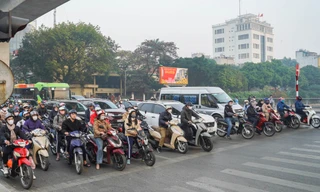 Các ngã tư ở Hà Nội 'ngay ngắn' trong ngày đi làm đầu tiên của năm 2025