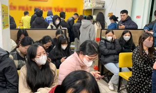 Người dân xếp hàng từ 5h sáng 'săn' vé xe Tết 2025