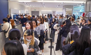 Đông nghịt người 'săn' hàng hiệu giữa trưa, đợi cả tiếng mới được thanh toán