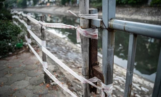 Tận thấy lan can các bờ sông ở Hà Nội được gia cố ‘tạm’ bằng dây nilong