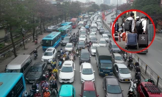 Dòng người đổ về quê nghỉ Tết, cửa ngõ Thủ đô ùn tắc