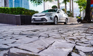 Nhiều vỉa hè ở trung tâm Thủ đô ‘nát tươm’, xuống cấp