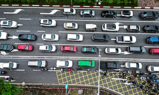 Ùn ứ, lộn xộn trên hai tuyến đường vừa phân làn tại Hà Nội