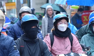 Rét thấu xương, người Hà Nội co ro trên đường