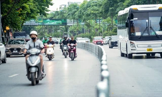 Người Hà Nội bất ngờ khi 2 tuyến đường có dải phân cách cứng 