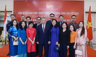 Tổng Bí thư gặp gỡ cán bộ cơ quan đại diện và cộng đồng người Việt ở Indonesia