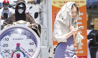 Hà Nội vào đỉnh điểm nắng nóng, mặt đường hơn 50 độ C