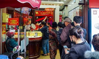 Hà Nội: Chen chân xếp hàng mua vàng 100 triệu đồng/lượng